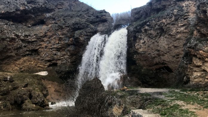 Bayburt’ta Doğayla Buluşma Noktası: Sırakayalar Şelalesi Kamp Rehberi