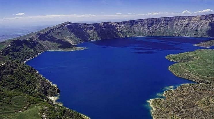 Nemrut Krater Gölü: Doğanın Zirvesindeki Saklı Cennet